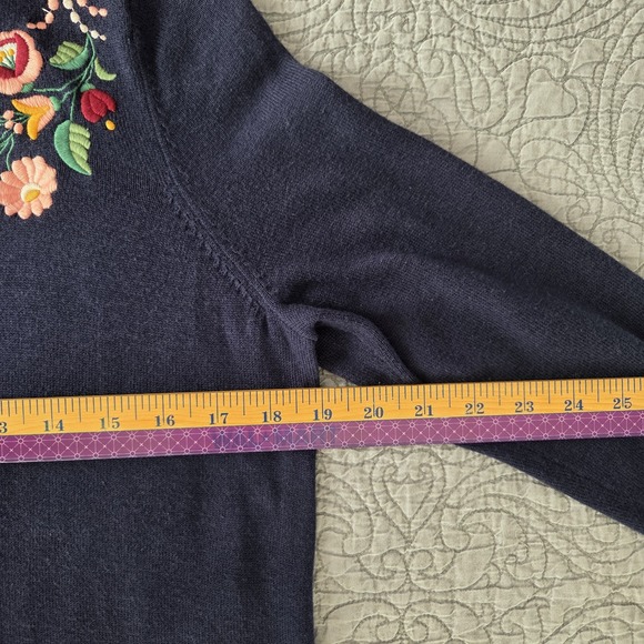 Crown & Ivy Sweater Womens Medium Layered Floral Embroidered Navy Cottage Preppy - Picture 7 of 8